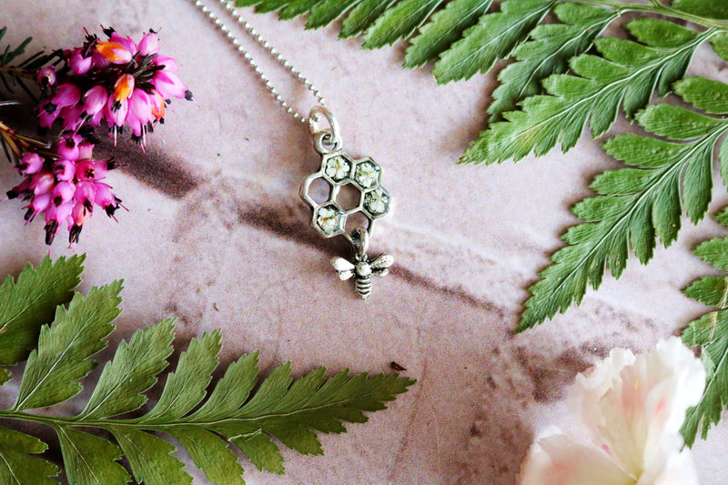 Small Honeycomb Necklace with White Flowers